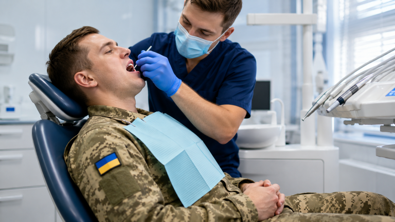 Безоплатне зуболікування та зубопротезування для ветеранів: як отримати послугу