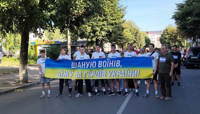 «Шаную воїнів, біжу за Героїв України»: у Звягелі вшанували пам’ять полеглих захисників