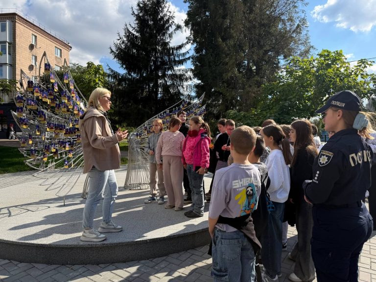Понад 200 учнів Звягельської громади долучилися до комунікаційної кампанії до Дня Захисників і Захисниць України «Твоя шана – їхня опора»